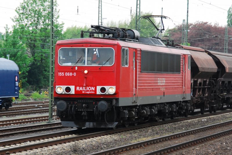 155 068-0 mit einem Gterzug aus Schotterwagen vom Ruhrgebiet aus kommend in Richtung Bielefeld am 22.04.2009 im Gtersloher HBf. 