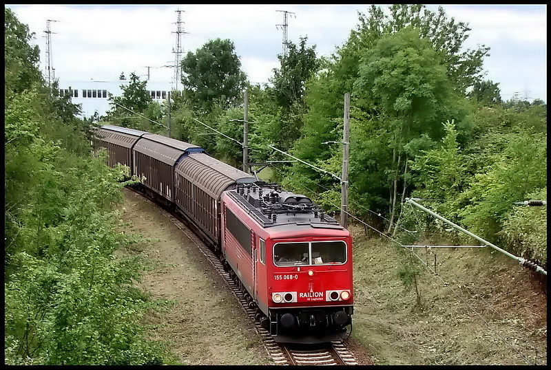 155 068-0 vor -45504- aus Seddin in der  Berliner Kurve  kurz vor dem Rgendamm.  Stralsund am 28.07.09 