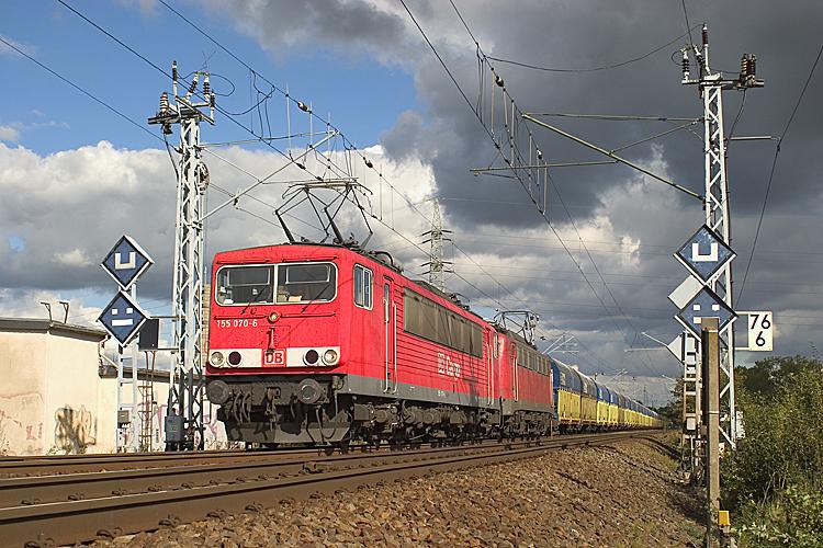 155 070 und 140 772 fhren einen frisch lackierten Kohlependel an der Kuppestelle Rola (Strecke Halle/S. - Kassel) vorbei Richtung Nordhausen. 