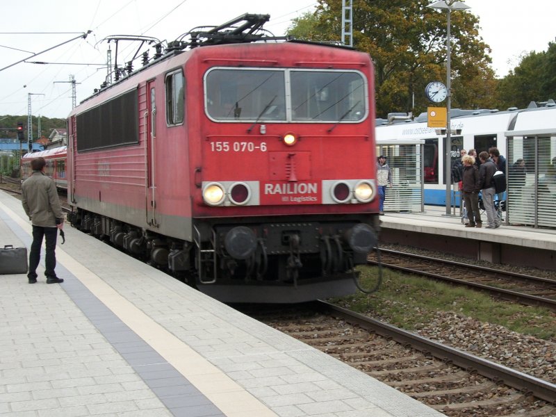 155 070 durchfuhr am 29.September 2009 als Lz den Bahnhof Bergen/Rgen.