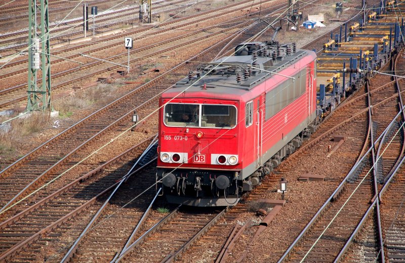 155 073 befrdert am 07.04.09 einen Gterzug durch den Rbf Halle(S) Richtung Erfurt.