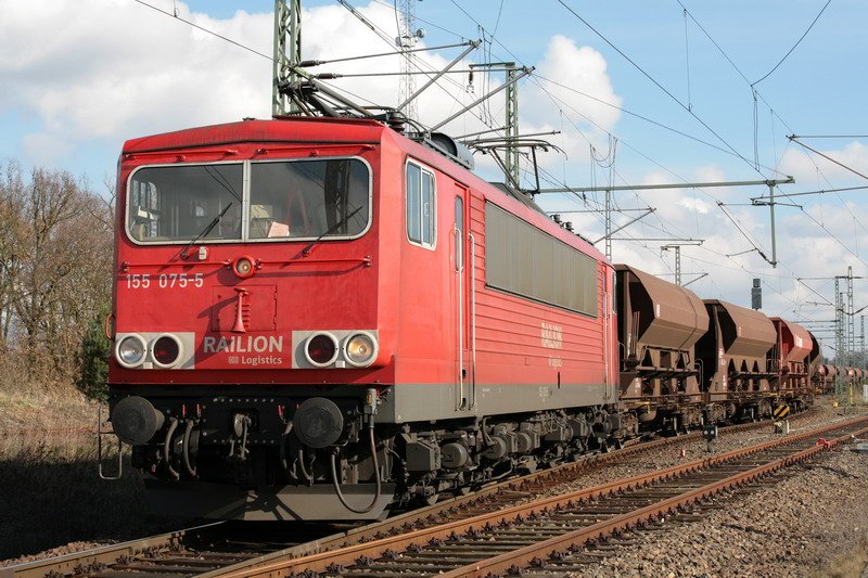 155 075-5 zieht einen Gterzug aus dem Bahnhof Ludwigslust Richtung Hamburg. 25.03.2008