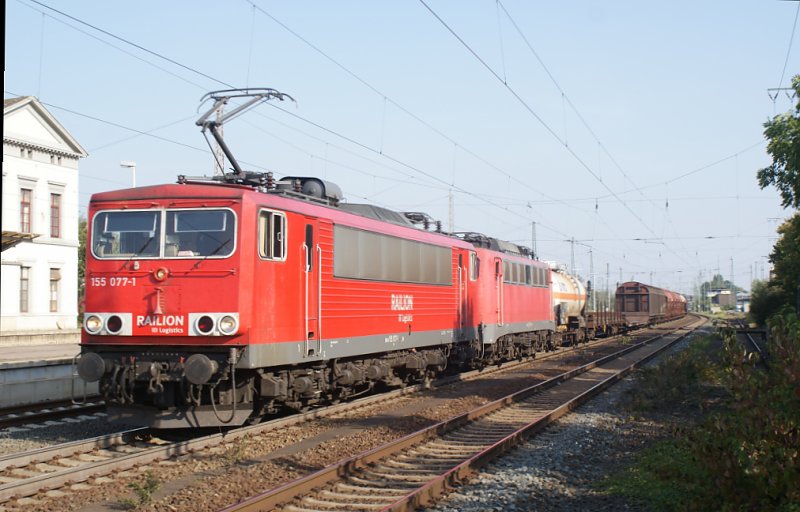 155 077-1 mit der 140 772-5(abgebgelt)am Haken,fuhr mit einem gemischten Gterzug am 19.09.2009 durch den Wunstorfer Bahnhof in Richtung Minden.