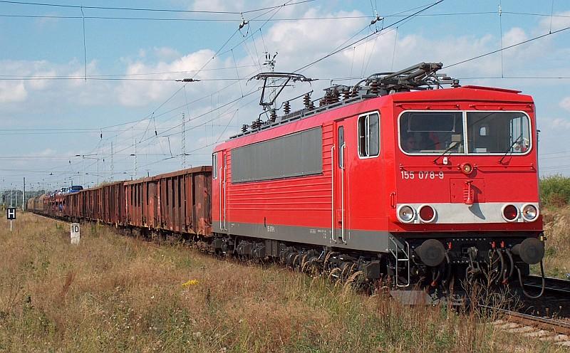 155 078-9 poltert am 14.09.04, mit ihrem recht langen Gterzug, durch Angersdorf.