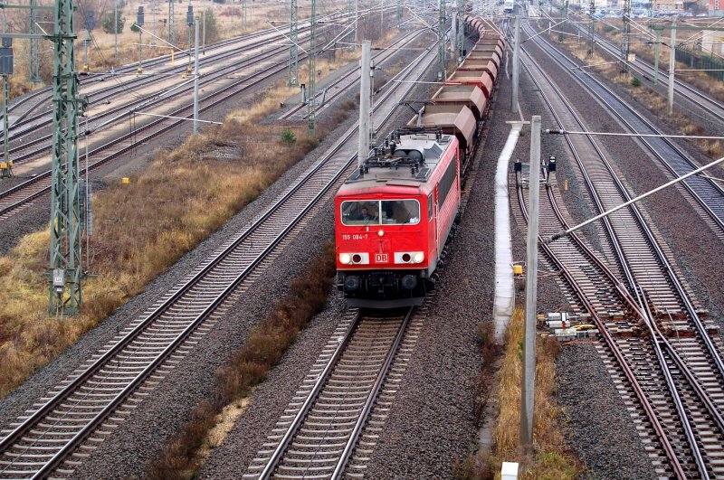155 084 bespannt am 04.12.08 einen Kieszug in Richtung Halle/Leipzig, fotografiert bei der Durchfahrt in Bitterfeld.