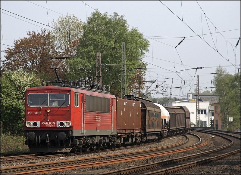 155 087 hat  strahlende Ladung  am Haken und passiert auf dem Weg zum Rangierbahnhof Hagen-Vorhalle den ehemaligen Bahnhof Westhofen. (15.04.2009)