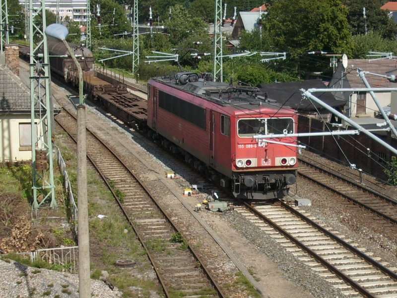 155 089 am 14.August 2009 mit einem G�terzug von Mukran im Einfahrbereich von Bergen/R�gen.