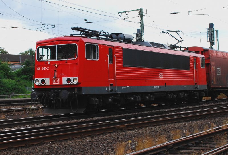 155 091-2 durchfhrt den Gterbahnhof von Bielefeld-Brackwede am Abend des 27.05.2009. Im Gepck einen Gterzug mit Planwagen. Die Fahrt ging weiter auf der Strecke Bielefeld-Hannover