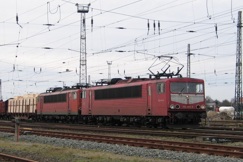 155 093 und 155 195 mit Gterzug bei der Ausfahrt aus Bad Kleinen. 02/2007