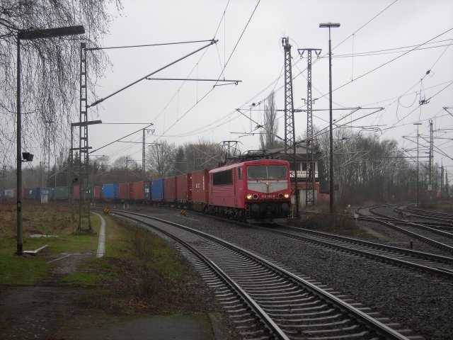 155 093 mit einem Containerzug in Lehrte