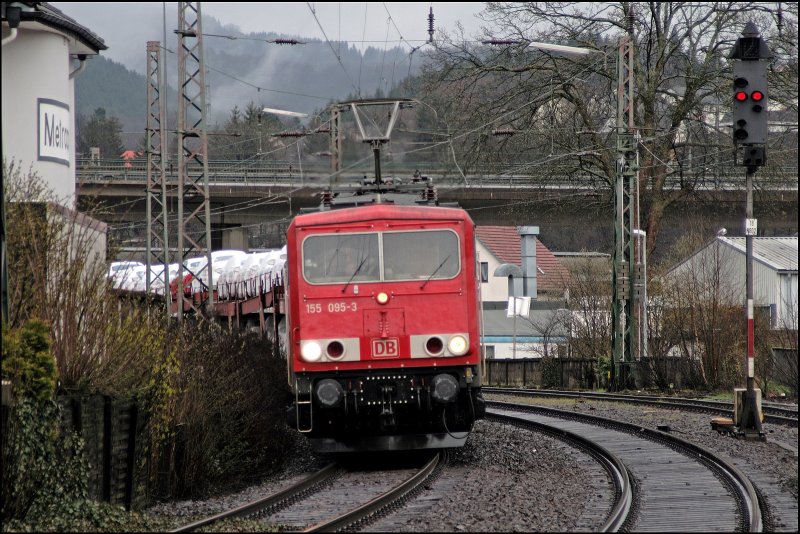 155 095 durchfhrt mit dem CSQ 60062(?)  AUDI-EXPRESS  die Kurve vor dem Bahnhof Plettenberg Richtung Norden. (05.04.2008)