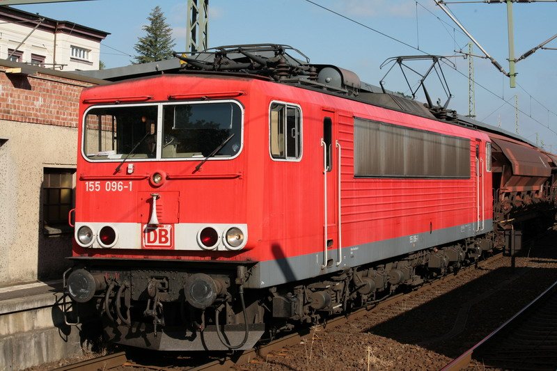 155 096-1 bei der Ausfahrt aus dem Bahnhof Ludwigslust. 26.06.2008