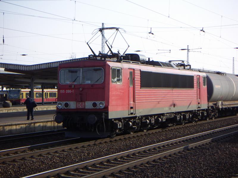 155 096-1 steht mit einem Kesselzug in Berlin Schnefeld Flughafen am 26.4.05