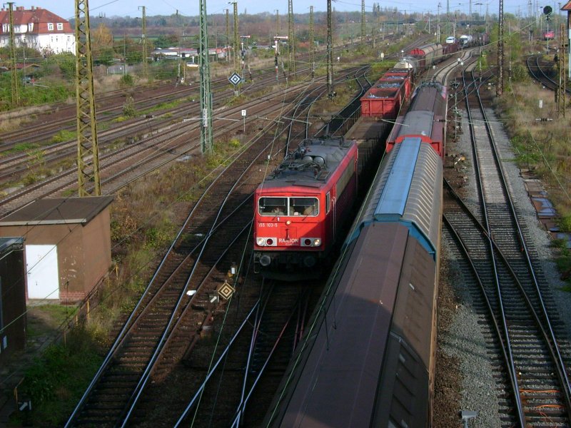 155 103 fhrt am 28.10.08 in den Rbf Halle/Saale ein, whrend 140 012 ihn mit ihrem Gterzug wieder verlsst.