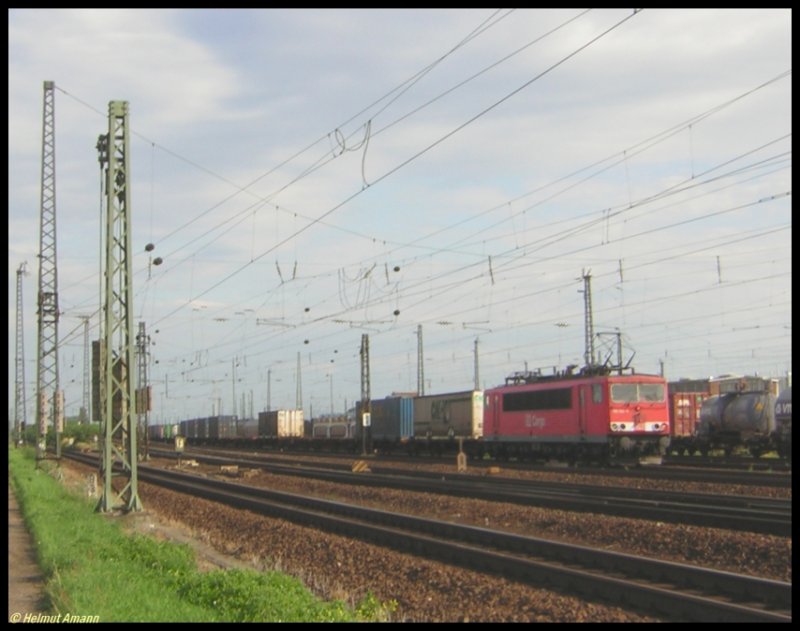 155 104 zog am 27.08.2006 einen Gterzug durch Mainz-Bischofsheim.