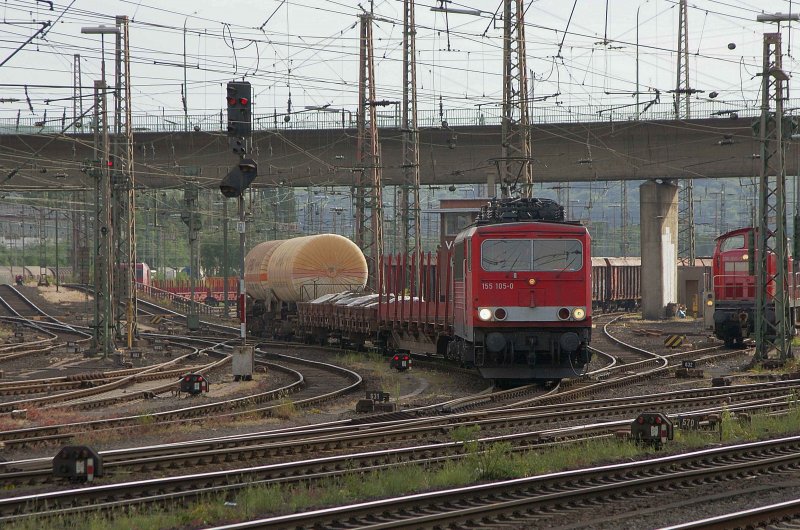 155 105 am 27.05.2009 bei der Ausfahrt aus dem Bahnhof Hagen Vorhalle mit einem langen G�terzug