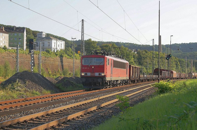 155 107 mit einem langen Gterzug auf der Fahrt von Gremberg nach Hagen Vorhalle am 19.08.2009 in Wuppertal Steinbeck. Auf dieser steigungsreichen Strecke sind die Triebfahrzeuge der Baureihe 155 einige der wenigen Baureihen, die derart hohe Lasten in Einzeltraktion befrdern knnen.
