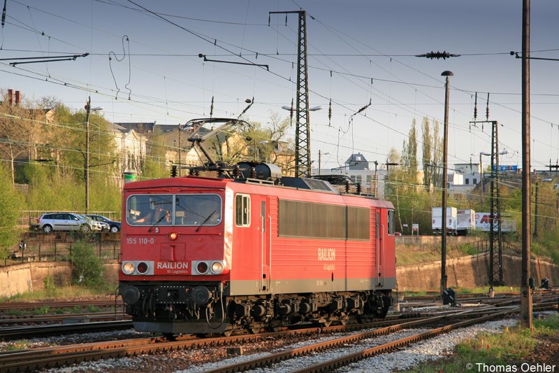 155 110 setzt am Abend des 20.04.07 in Chemnitz Hbf vor den abendlichen bergabegterzug nach Zwickau um.
