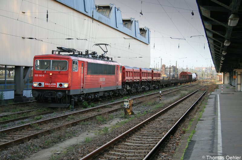155 110 steht am Abend des 20.04.07 mit dem bergabegterzug nach Zwickau abfahrbereit in Chemnitz Hbf.