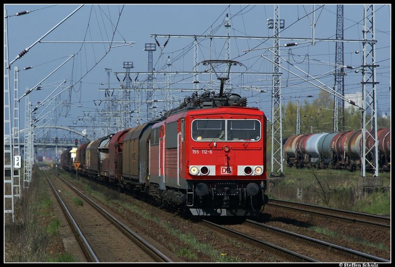 155 112 und 140 826 verlassen mit einem gemischten GZ den Rostocker Seehafen am 26.04.08.