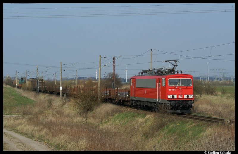 155 112 mit einem gemischten G�terzug aus Mukran, kurz vor der Einfahrt in den Rostocker Seehafen. Aufgenommen am 12.04.08