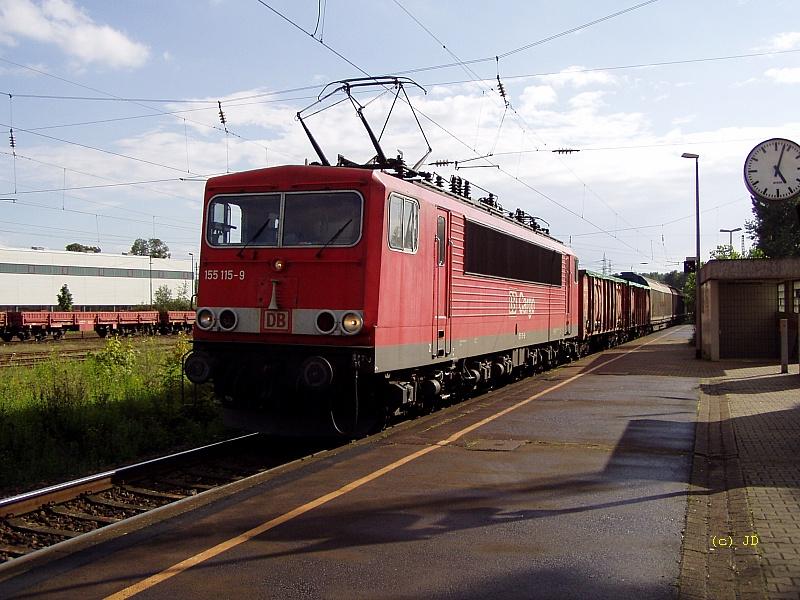 155 115-9 rollt mit langsamer Fahrt durch Troisdorf Friedrich-Wilhelms-Htte am 31.08.04