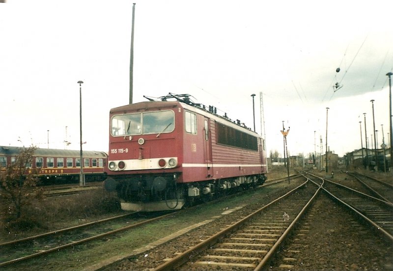 155 115 im Mrz 1998 in der Einsatzstelle Berlin Schneweide.  