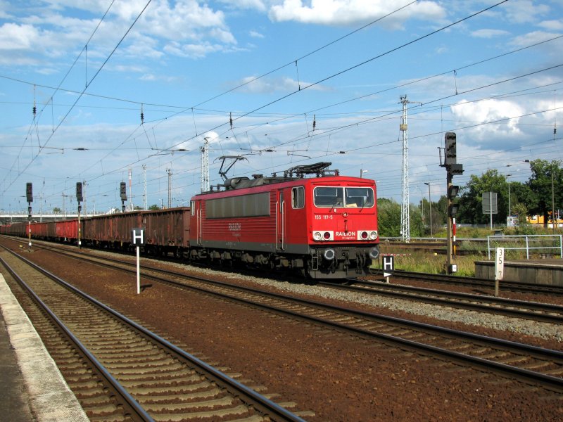 155 117-5 mit einem gemischten Gterzug durch Berlin Schnefeld Flughafen am 28.08.