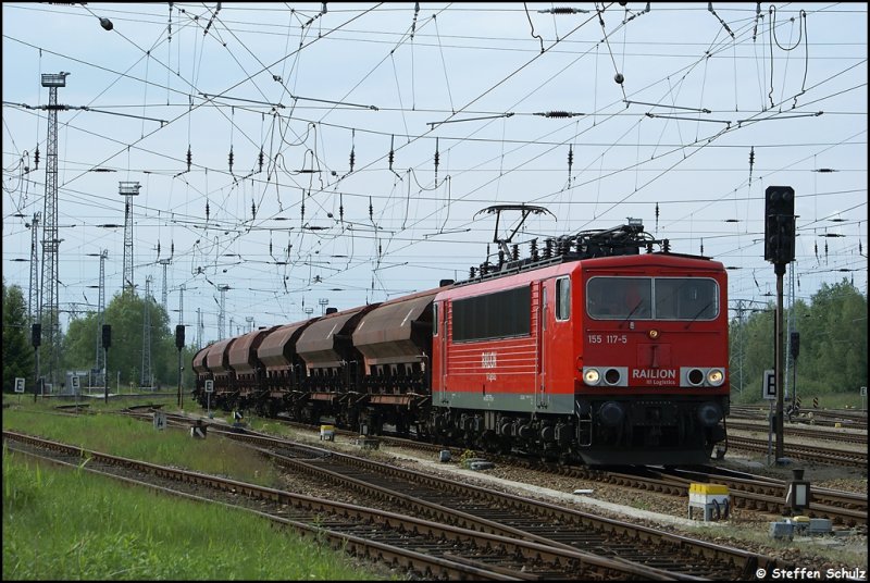155 117 mit einem Zug nach Poppendorf.Rostock Seehafen 19.05.09