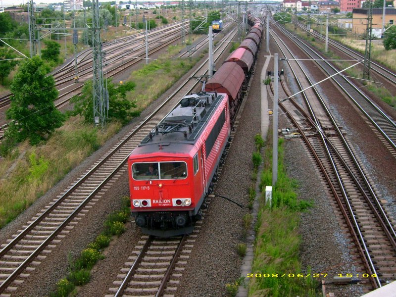 155 117 zieht am 27.06.08 einen G�terzug durch den Bahnhof Bitterfeld. Die Fahrt ging weiter Richtung Halle/Saale.