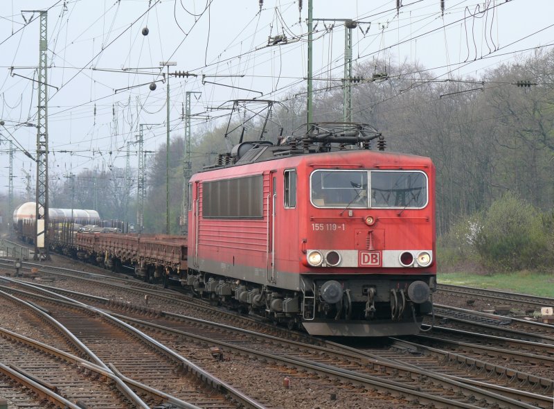 155 119-1 in Kln-Gremberg mit einem gemischten Gterzug in Kln-Gremberg. Aufgenommen am 04/04/2009.
