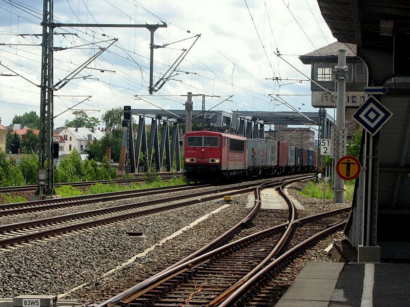 155 120-9 fuhr mit ihrem Containerzug aus Richtung Pirna komment durch Heidenau.30.06.07.