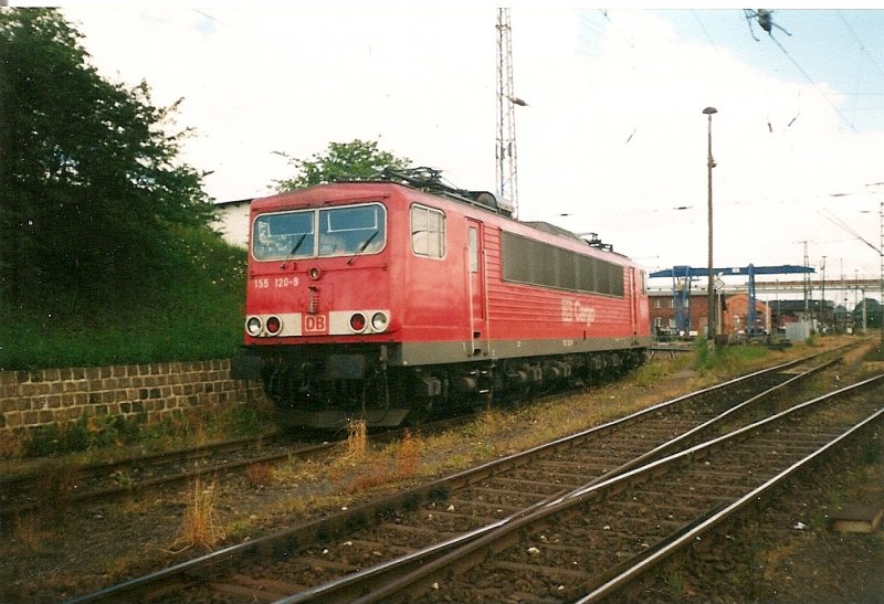 155 120 im Juni 1999 vor dem Schuppen 3 im Bh Stralsund.