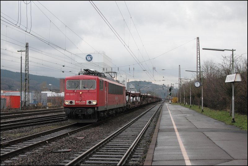 155 121 bespannt den CSQ 60061  AUDI-EXPRESS  von Emden nach Ingolstadt. Im Sauerland wird der Zug von der Kamera eingefangen. (Plettenberg am 03.04.2008)