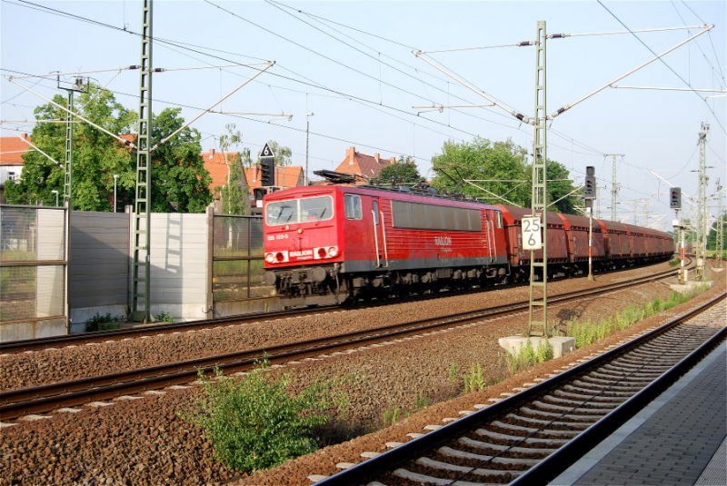 155 122 Rauscht mit einem Leeren Kohlewagenzug durch den Bahnhof Wurzen, 31.05.08