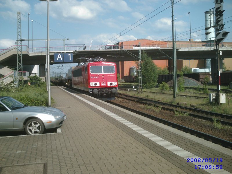 155 123-3 im Bahnhof Peine am 19.05.2008 jetzt mit dem
Stahlzug