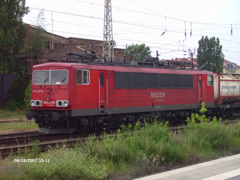 155 125 steht mit ein Container/Wechselpritschenzug in Frankfurt/Oder bereit.13.06.07