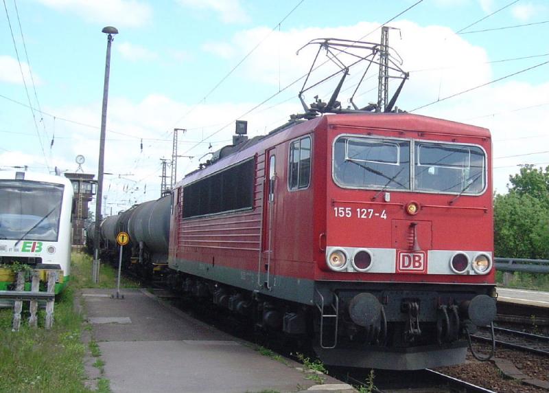 155 127-4 durchfhrt mit einem Kesselwagen-Ganzzug am 12.05.2005 Erfurt Hbf, daneben steht zu Abfahrt bereit die Erfurter Bahn nach Kassel.