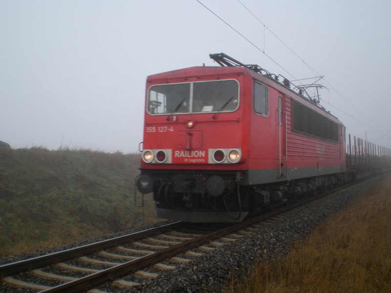 155 127 war am 8.11.2008 mit einem Gterzug auf der KBS 595 unterwegs. Der Zug durchfhrt hier einen Einschnitt zwischen Etzleben und Smmerda. 