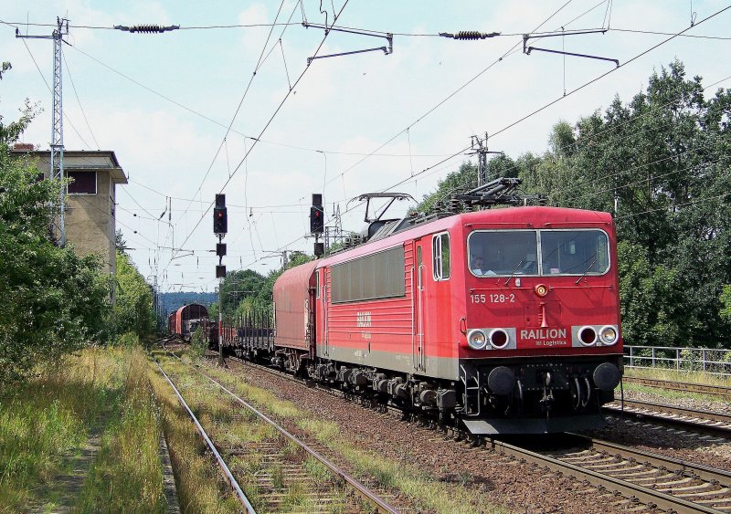 155 128-2 durchreist mit seiner gemischten Ladung den Bahnhof Saarmund. 17.08.2009