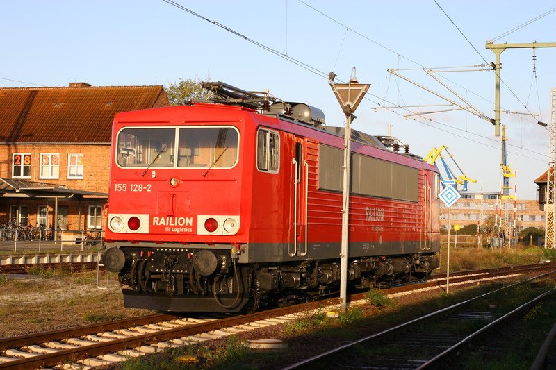 155 128 stand im Sonnenaufgang am 18.10.2007 frisch berholt im Bf. Wismar.