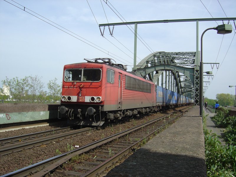 155 129-0 vor einem Containerzug. Aufgenommen am 21.4.2007 auf der S�dbr�cke in K�ln.
