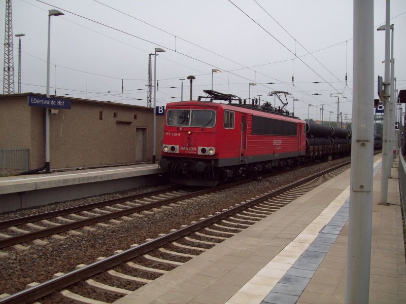 155 130-8 fuhr mit einem Rohrzug am 06.08.2009 durch Eberswalde