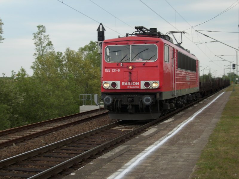 155 131 hatte am 08.Mai 2009 Rohre fr die Ostseegasleitung nach Mukran gebracht.Hier ist der Leerzug wieder auf dem Weg um neue Rohre zuholen,in Altefhr hatte ich den Zug eingeholt und vor die Linse bekommen.