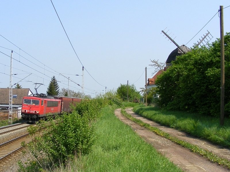155 133-2 zieht am 1.5.2009 ihren Zug an der Windm�hle von Erdeborn vorbei.