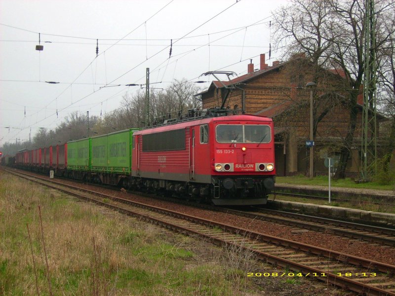 155 133 durchf�hrt am 11.04.08 mit einem G�terzug den Bahnhof Raguhn in Richtung Bitterfeld.