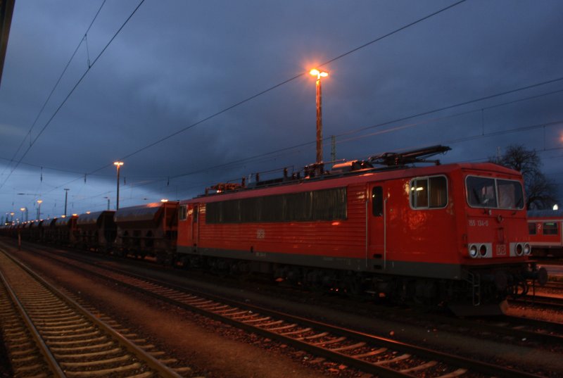 155 134-0 mit Kieszug fuer Boerner Kies- und Steinwerke am Morgen des 21.11.2008 im Bahnhof Cottbus