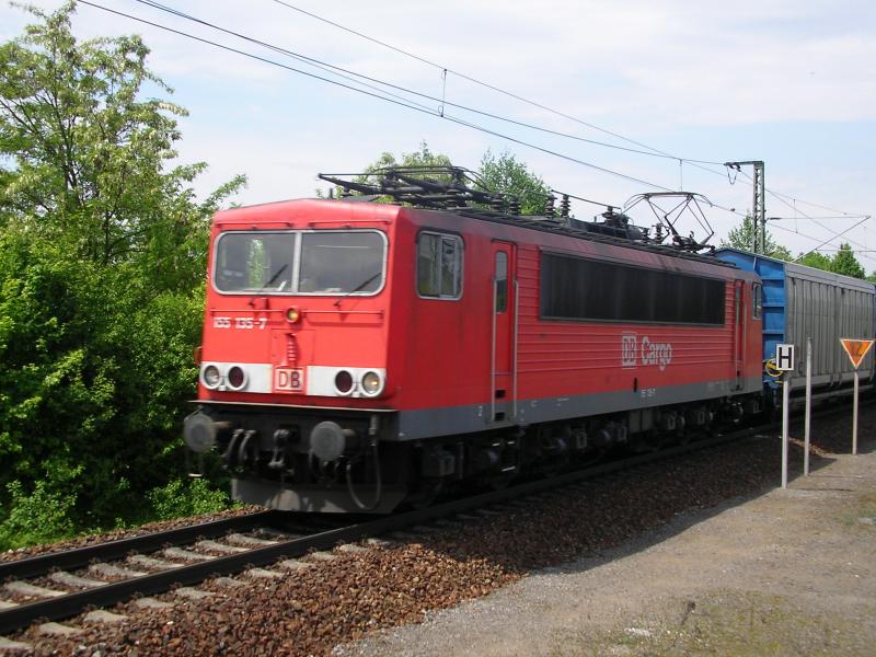 155-135 durchfhrt mit dem Mittagszug Rastatt - Sindelfingen den Bahnhof Vaihingen(Enz) pnktlich um 13.18 Uhr. 22.5.06