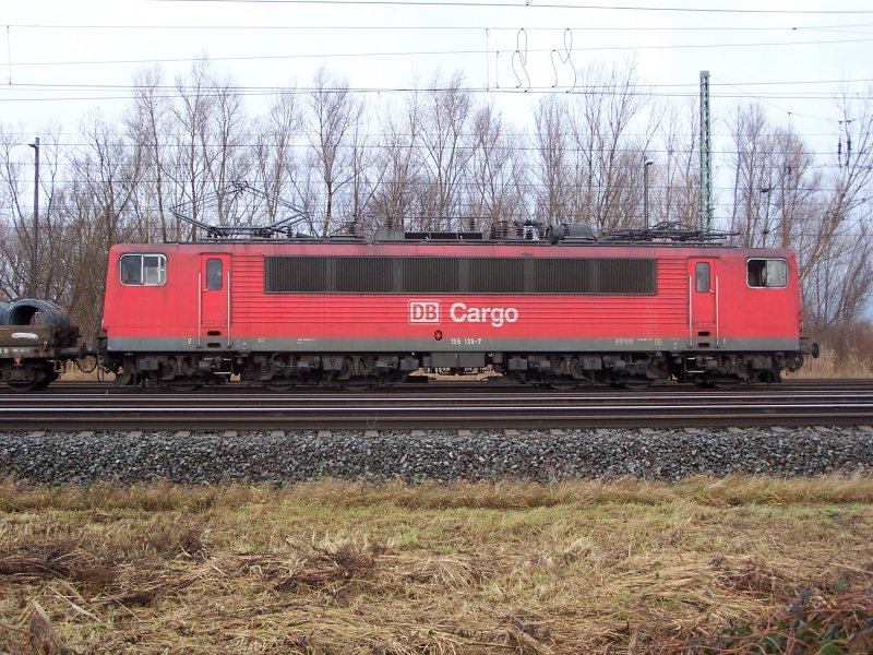 155 135 vor einen Gterzug in Brandenburg Hbf am 05.01.2007.
