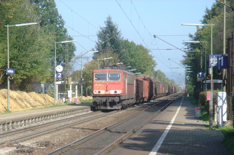 155 137-3 zieht  ihren gemischten Gterzug am Vormittag des 13.10.07 in Richtung Freiburg im Breisgau durch Gundelfingen.